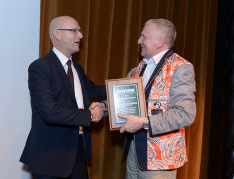 Whitehead receiving the award from incoming INMA President Mark Challinor.