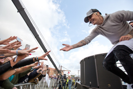 BIEBERISLAND-iHeartRadio-LIVE-Justin-Bieber-reaches-out-to-fans-while-performing-468x312 (1)