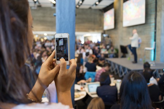 Twitter shows off Periscope with a live cross to the Great Barrier Reef