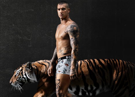Dustin Martin walks alongside a tiger in Bonds ad