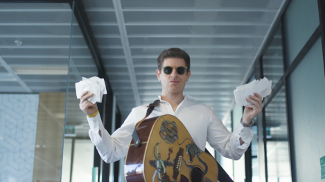 Sunrise weatherman Sam Mac sings a love song to accountants on behalf of Xero